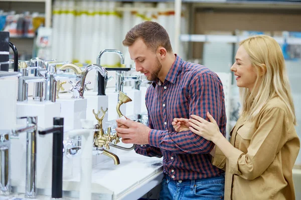 Glückliches Paar schaut sich Dinge für Bad und Dusche an — Stockfoto