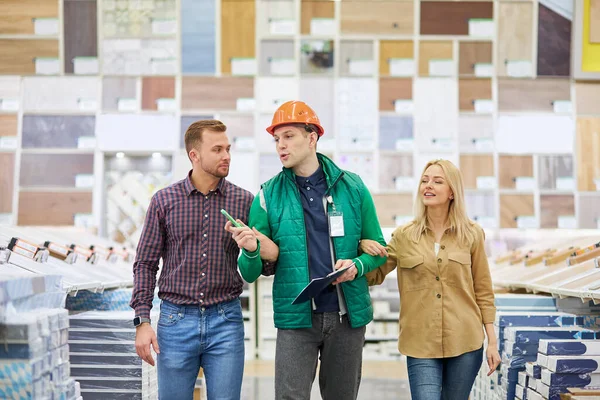 Freundliches Personal auf dem Markt, Paar genießt Shopping — Stockfoto