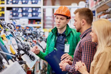 Kendine güvenen danışman müşterilere yardım etmekten memnuniyet duyar