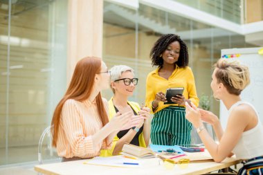 Neşeli kızlar yeni kitabıyla arkadaşlarını tebrik ediyorlar.