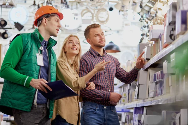 Freundliche Lagerarbeiter genießen es, Kunden zu helfen, lieben Job — Stockfoto