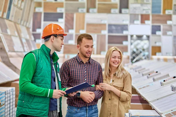 Kunden und Mitarbeiter des Marktes gehen im Laden spazieren und reden — Stockfoto