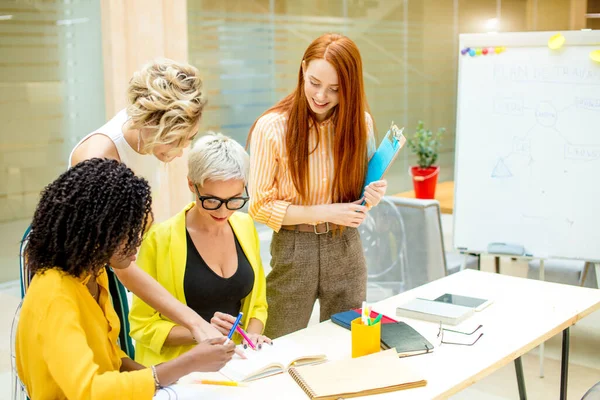 Giovani donne impressionanti sono responsabili del giornale, rivista — Foto Stock