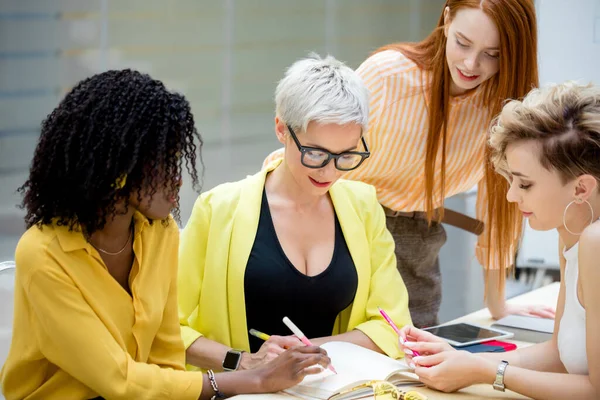 Mulheres criativas enfrentando o problema, equipe de glamour tendo uma coleção de ideias — Fotografia de Stock