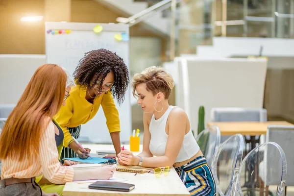 Designer di talento che condividono la loro passione per lo stile — Foto Stock