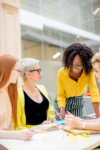 Felici donne alla moda che partecipano alla formazione psicologica — Foto Stock