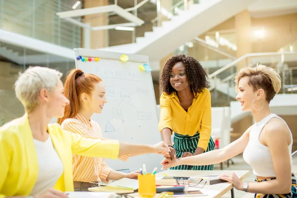 Equipe positiva com tradições próprias . — Fotografia de Stock