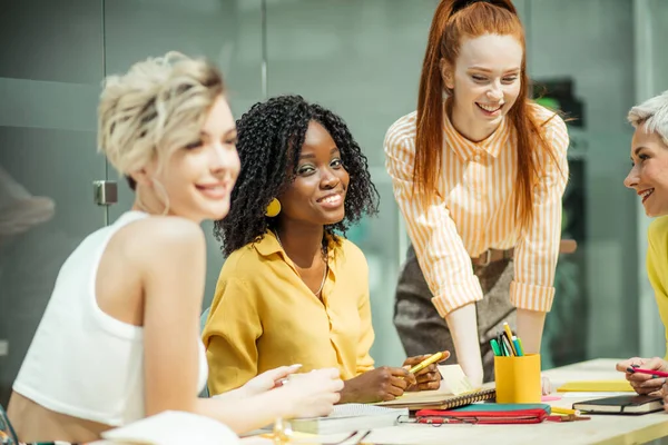 Talentosas periodistas mujeres que componen artículos interesantes para la revista — Foto de Stock