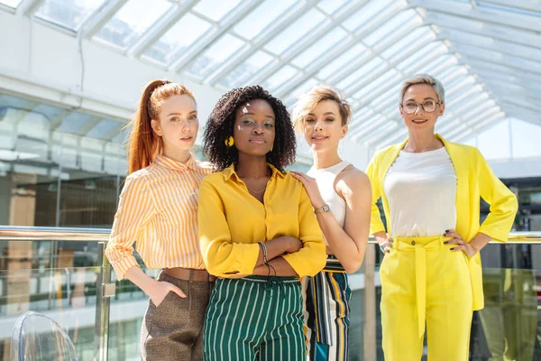 Mujer africana líder en el equipo femenino de negocios — Foto de Stock