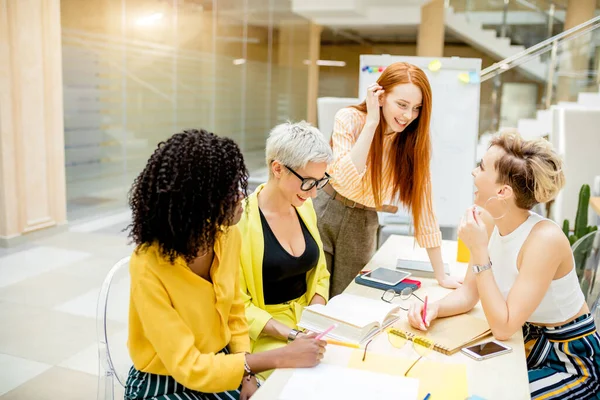 Persoonlijke styling service. jonge vrouwen creëren de stijl van reclame — Stockfoto