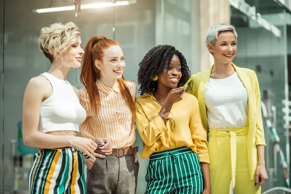 Misto raça feliz talentoso mulheres de negócios bem sucedidas — Fotografia de Stock