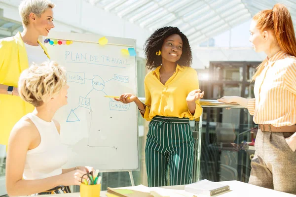 Junge aktive Menschen entwickeln Managementfähigkeiten — Stockfoto