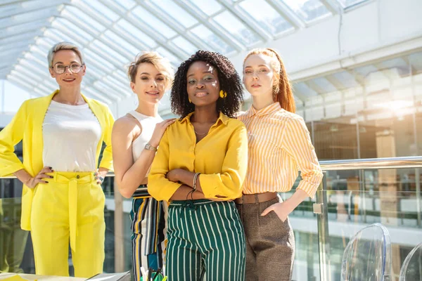 Chefe da empresa feminina em roupas elegantes posando com os braços cruzados — Fotografia de Stock