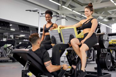 Spor salonunda dinlenme zamanı.