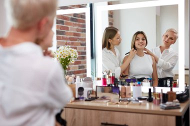 profesyonel makyaj stilistleri boya modelleri yüzü