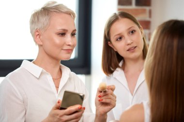 profesyonel makyaj stilistleri boya modelleri yüzü