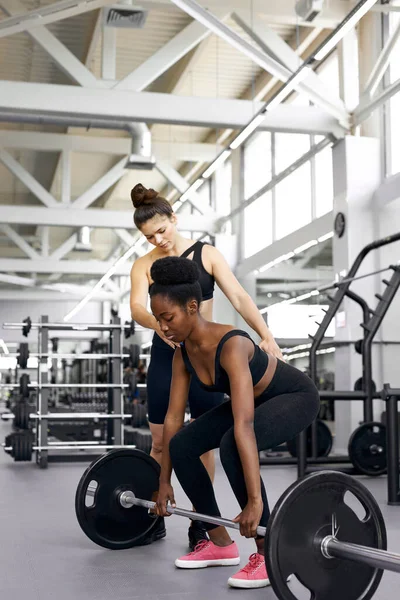 Femme faire des exercices sous la supervision d'un entraîneur personnel — Photo