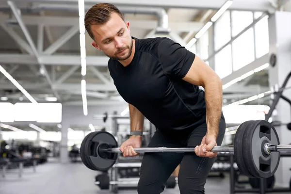 Kaukasischer athletischer Mann, der mit Langhanteln Muskeln aufpumpt — Stockfoto