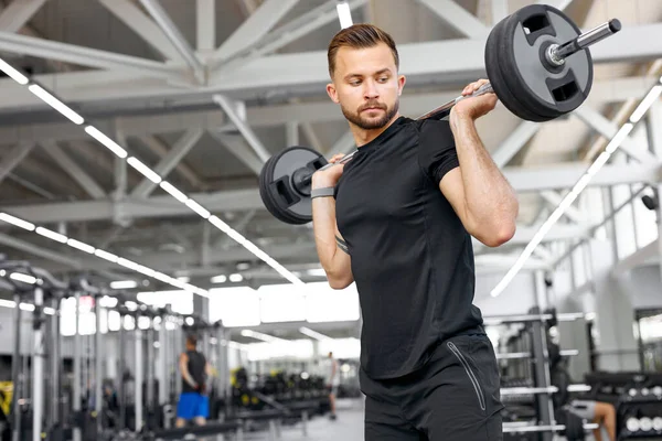 Atletik Kafkasyalı vücut geliştirici, kilo alıp kaslarını şişiriyor.