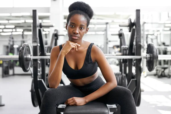 Portré fekete nő tart szünetet edzés után a tornateremben — Stock Fotó