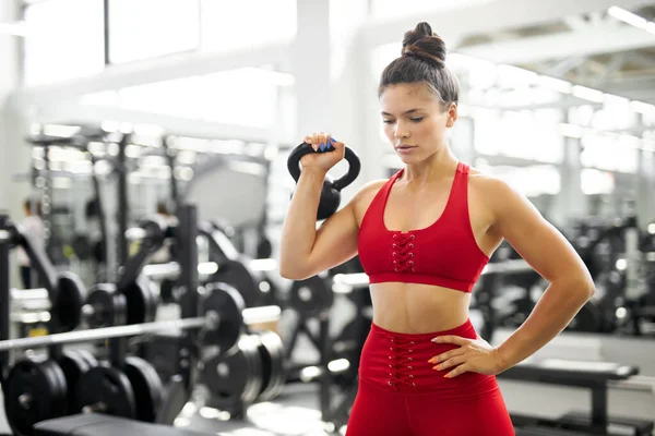 Gespierde fit vrouw doen oefeningen met gewichten in de sportschool — Stockfoto