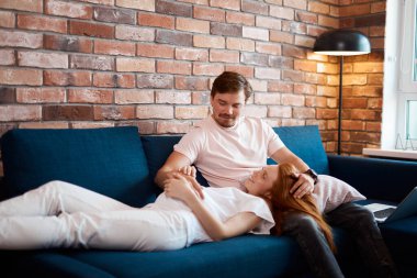 Geleceğin babası hamile kadınların karnını okşar.