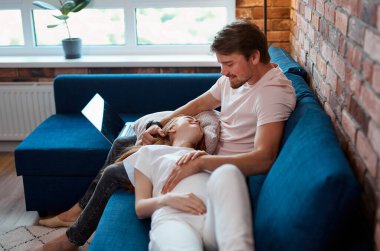 Dikkat et de hamile bir kadının karnını okşa.