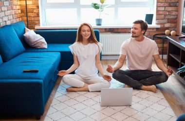 Güzel çift evde yoga yapıyor.