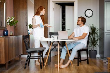 Kızıl saçlı kadın kocasının çok çalışmasına çok öfkelendi.