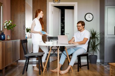 Kızıl saçlı kadın kocasının çok çalışmasına çok öfkelendi.