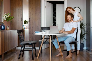 Çalışan adam çalışırken karısından ilgi görür.