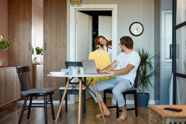 Kadın çalışırken kocasından tavsiye ister.