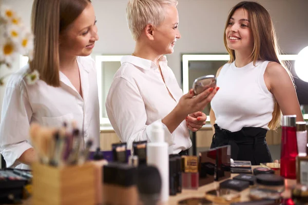 Visage teacher, make-up stylist teach her students during master class — Stock Photo, Image