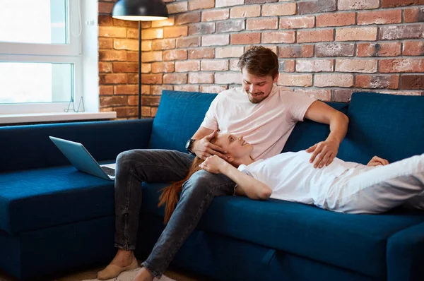 Vorsichtiger Mann streichelt Bauch von schwangerer Frau — Stockfoto