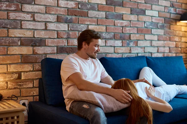 Pareja casada esperando un bebé, tumbada en el sofá — Foto de Stock