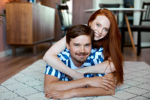 Retrato de bonito casal caucasiano em casa — Fotografia de Stock