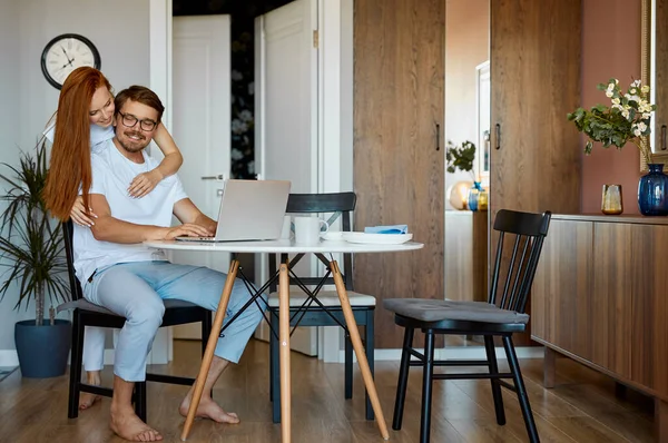 Arbeitender Mann bekommt Aufmerksamkeit von Ehefrau, während er arbeitet — Stockfoto