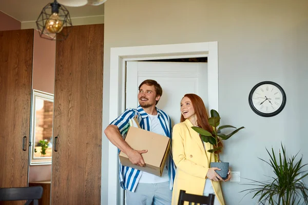 Pareja casada disfruta y celebra mudarse a un nuevo hogar — Foto de Stock