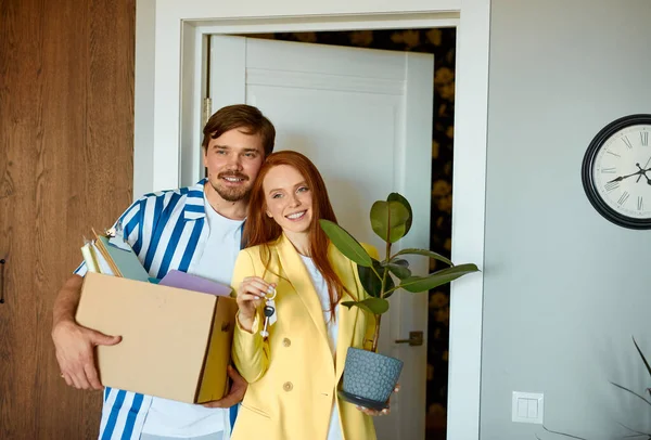 Joven pareja casada consiguió llaves de su nueva casa —  Fotos de Stock
