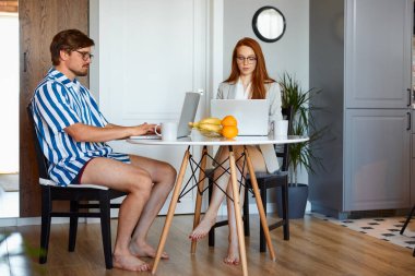 Karantina süresince evde kendinden emin ofis çalışanları