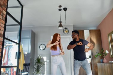 Mutlu ırklar arası çiftler, evde iyi eğlenceler.