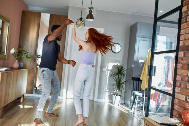 Mutlu ırklar arası çiftler, evde iyi eğlenceler.