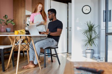 Irklar arası evli çiftler iş yerinde konuşurlar.