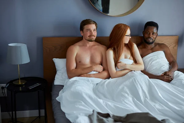 Couple interracial ayant affaire compliquée et triangle amoureux dans la chambre — Photo