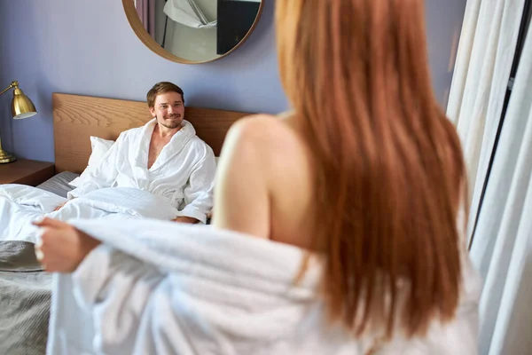 Sexy žena flirtování s mužem v hotelu — Stock fotografie