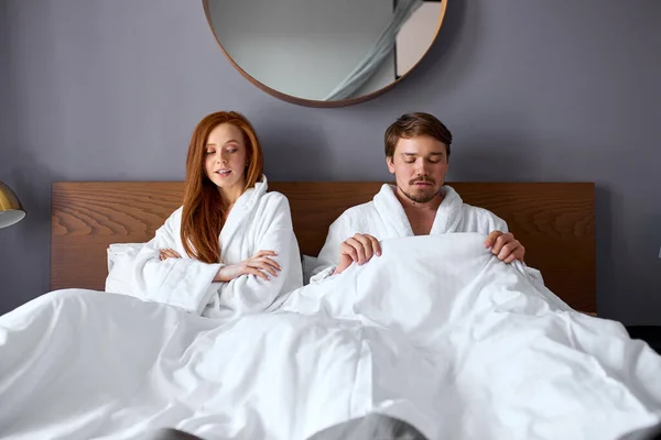 Chica esperando el primer paso de un hombre, acostado en la cama — Foto de Stock