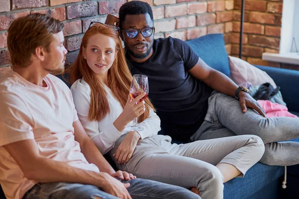 Tres personas diversas disfrutando pasar tiempo en casa — Foto de Stock