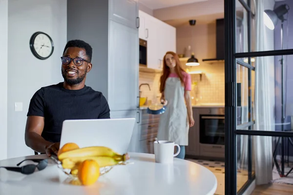 Interracial pareja casada hablar durante el trabajo en casa — Foto de Stock