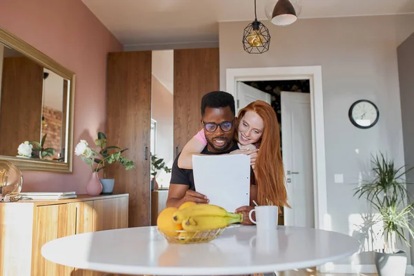 Casal casal verificando documentos em casa — Fotografia de Stock