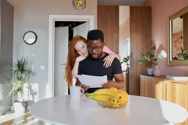 Schattige roodharige vrouw ondersteunen werkende man — Stockfoto